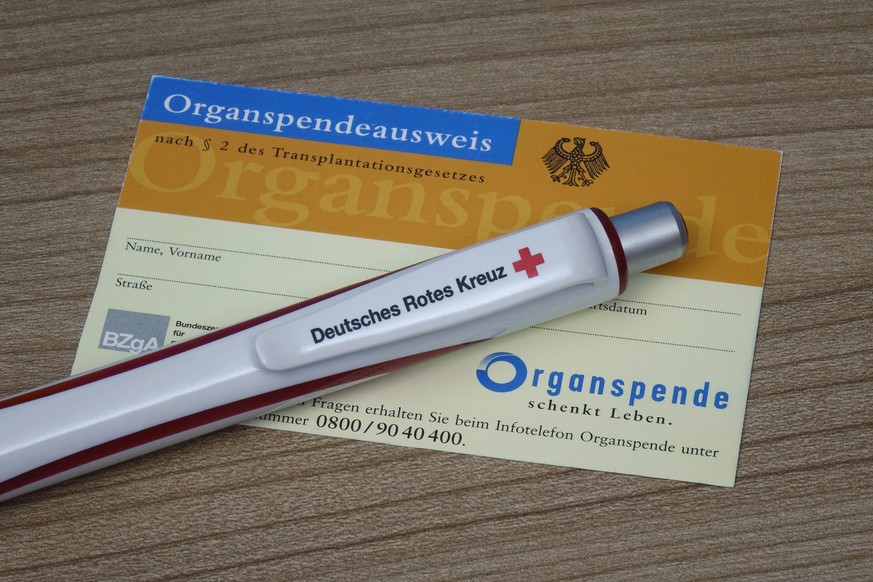 Organspendeausweis und DRK-Kugelschreiber Organspendeausweis und DRK-Kugelschreiber, 03.05.2020, Borkwalde, Brandenburg, Auf einem Organspendeausweis liegt ein Kugelschreiber des DRK. *** Organ donor  ...