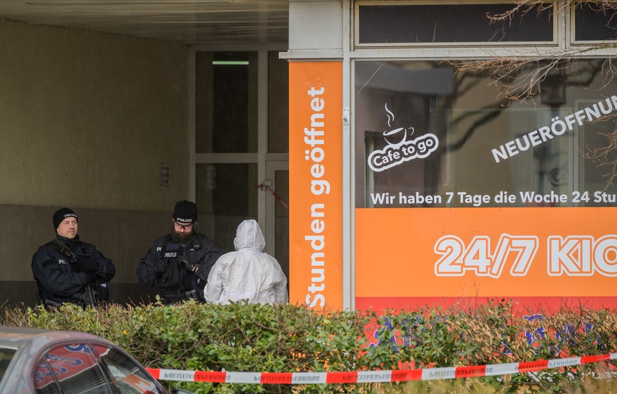 Die Polizei sichert einen Tatort in Hanau ab.