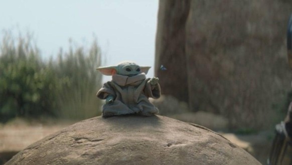 Baby Yoda und ein Schmetterling in &quot;The Mandalorian&quot;.