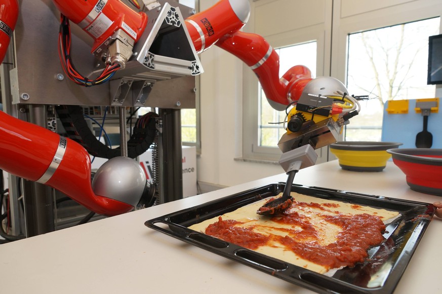 Der Roboter "Boxy" vom Institute for Artificial Intelligence (IAI) Bremen kann Tomatensoße auf einem Pizzateig verstreichen.