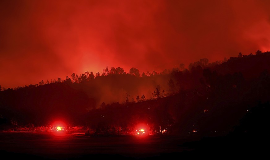Napa County: Durch den Waldbrand Hennessey und die dadurch entstehende Rauchbildung ist der Himmel in der Nacht rot.