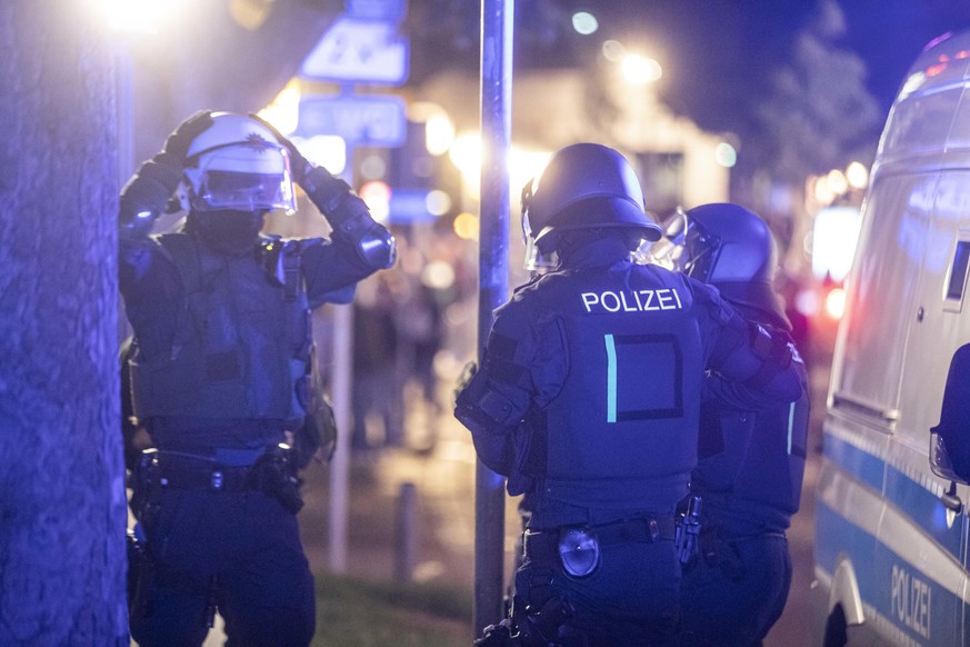 21.06.2020, Baden-Württemberg, Stuttgart: Polizeieinheiten sammeln sich, um gegen Randalierer vorzugehen. Bei Auseinandersetzungen mit der Polizei haben dutzende gewalttätige Kleingruppen die Innensta ...