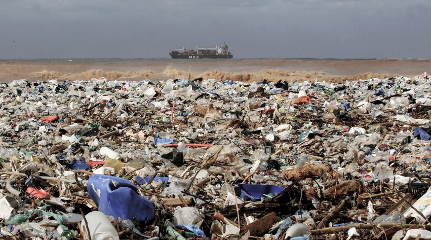 Plastikabfall an einem Strand im Libanon – Der Wind weht einen Großteil der Abfälle hierher.&nbsp;