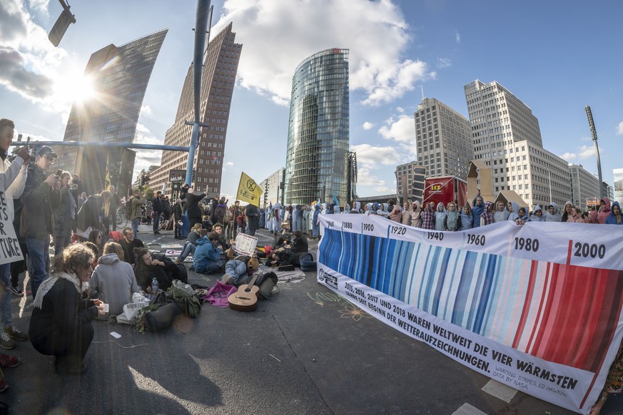 Extinction Rebellion blockiert Potsdamer Platz, Klimaaktivisten protestieren mit Blockadeaktionen fuer eine strengere Klimapolitik in Berlin Extinction rebellion blocks Potsdamer Platz, climate activi ...