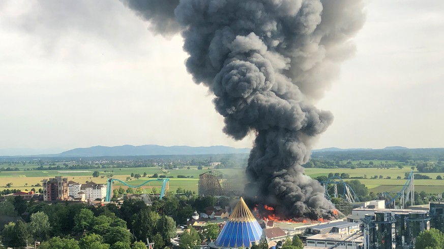 Bei dem Brand im Europa-Park waren Ende Mai sechs Feuerwehrmänner verletzt worden.