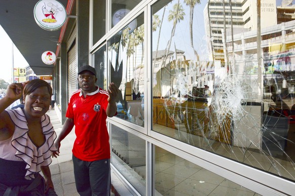 Simbabwe, Ausschreitungen nach der Wahl Zimbabwe election Photo taken on Aug. 1, 2018, in Harare, Zimbabwe, shows windows smashed during a rally by supporters of opposition candidate Nelson Chamisa as ...