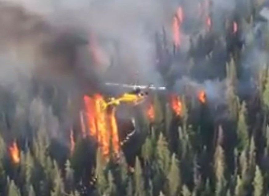 Ein auf Facebook sehr beliebtes Video soll einen Helikopter zeigen, der den Brand im südamerikanischen Regenwald entfacht hat. Doch das stimmt nicht.