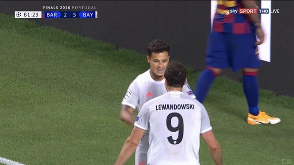 Philippe Coutinho und Robert Lewandowski jubeln über den Treffer zum 6:2.