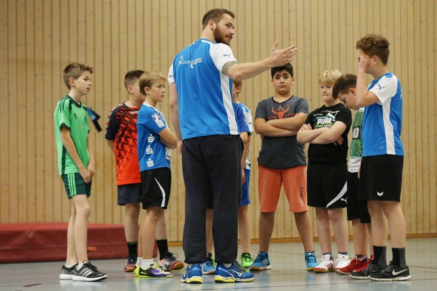 Nationalspieler Moritz Preuss bringt Kindern über das Projekt "Coole Schule" Handball näher.&nbsp;