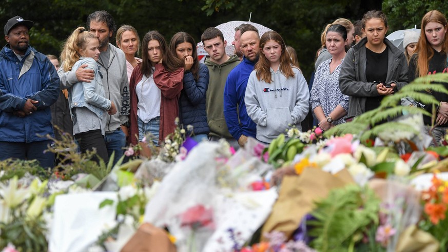 (190317) -- CHRISTCHURCH, March 17, 2019 (Xinhua) -- People gather to mourn for the victims of the attacks on two mosques in Christchurch, New Zealand, on March 17, 2019. The death toll from the terro ...