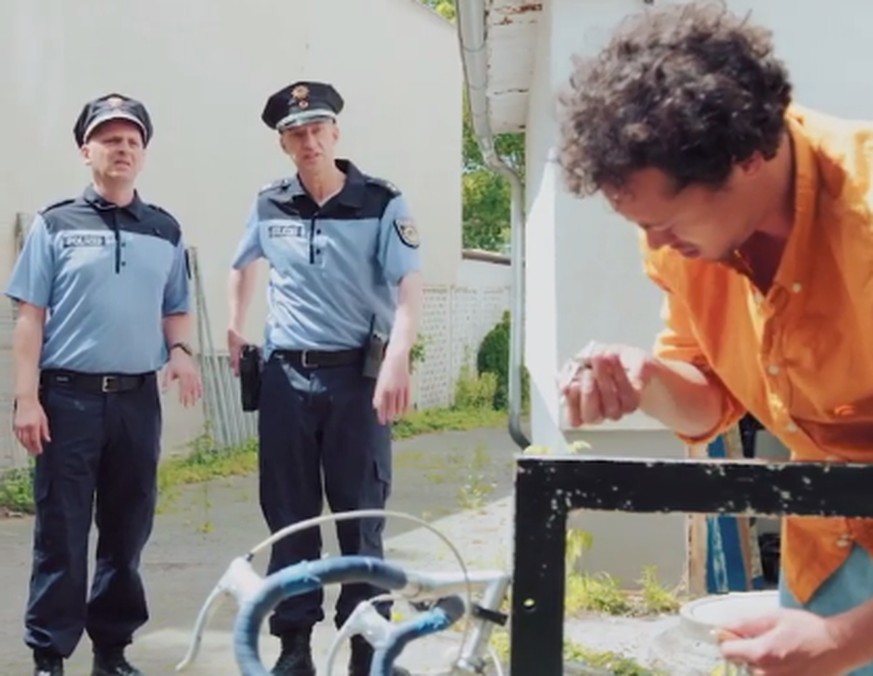 Ist er wirklich Schwarz genug für einen Fahrraddieb? Das fragen sich die Polizisten in dem satirischen Video.