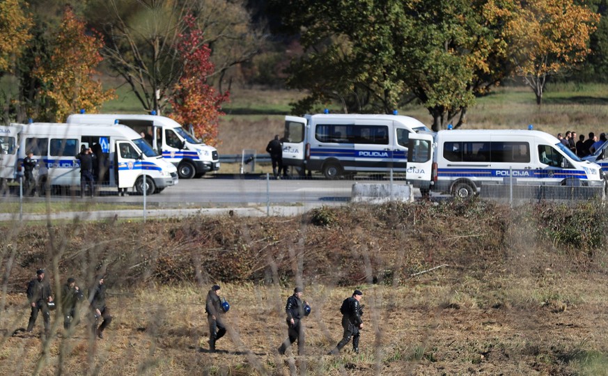 Migrants on border 24.10.2018., Croatia, Border crossing Maljevac - The migrants in Bosnia and Herzegovina have broken the cordon and are heading for Croatia PUBLICATIONxINxGERxSUIxAUTxHUNxONLY Slavko ...