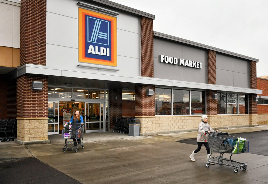 March 24, 2017 - Burnsville, Minnesota, USA - The new Burnsville Aldi. GLEN STUBBE ¥ glen.stubbe@startribune.com Friday, March 24, 2017 In its most recent weekly ad, Aldi features upholstered furnitur ...