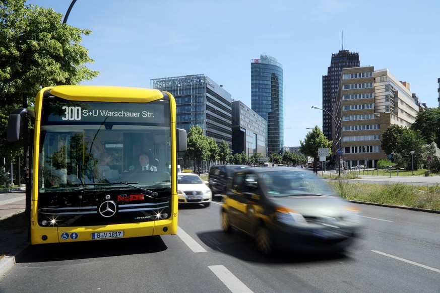 24.06.2019, Berlin/Mitte. BVG, neue Buslinie 300, Elektrobus, E-Bus. *** 24 06 2019, Berlin Mitte BVG, new bus line 300, electric bus, E bus