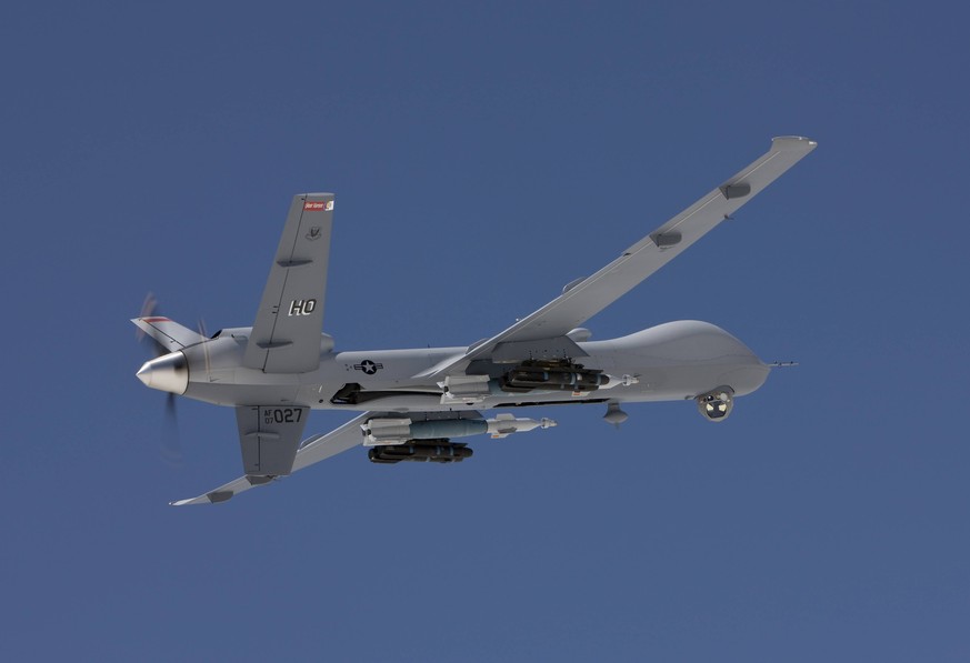 An MQ-9 Reaper flies a training mission out of Holloman Air Force Base, New Mexico. PUBLICATIONxINxGERxSUIxAUTxONLY Copyright: HIGH-GxProductions/StocktrekxImages HGP100058M

to MQ 9 reaper FLIES a Tr ...