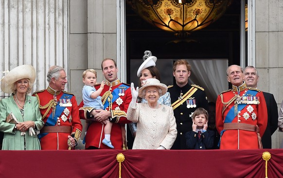 ARCHIV - 13.06.2015, Gro�britannien, London: Die britische K�nigin Elizabeth II. (Mitte) und weitere Mitglieder der k�niglichen Familie (l-r): Camilla, Herzogin von Cornwall, Prinz Charles, Prinz Geor ...