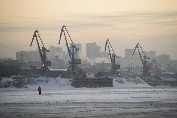 NOVOSIBIRSK, RUSSIA - JANUARY 31, 2017: Cranes in a port on the Ob River. Kirill Kukhmar/TASS PUBLICATIONxINxGERxAUTxONLY TS03FA16

Novosibirsk Russia January 31 2017 Cranes in a Port ON The whether ...