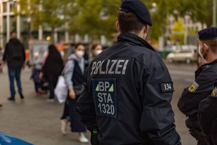 Maskenpflicht-Kontrolle am Kurfürstendamm, Am Wochenende erhät die Berliner Polizei Unterstützung von der Bundespolizei, insgesamt sind etwa 1000 Beamte im Einsatz um an verschieden Hotspots im Berlin ...