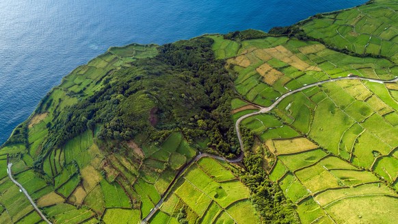 Azoreninsel Corvo aus der Luft, Azoren, Corvo, Da Ponte aerial view of Corvo, the smallest island of the Azores, Azores, Corvo, Da Ponte BLWS536224 Copyright: xblickwinkel/AGAMI/V.xLegrandx