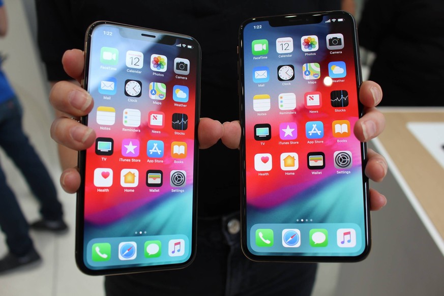 Apple s iPhone Xs, Xs Max Photo taken on Sept. 12, 2018, in Cupertino, California, shows Apple Inc. s new smartphones iPhone Xs (L) and iPhone Xs Max. PUBLICATIONxINxGERxSUIxAUTxHUNxONLY