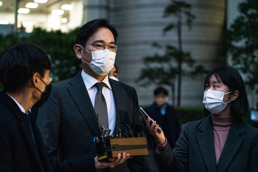 November 9, 2020, Seoul, South Korea: Lee Jae-yong, vice chairman of Samsung Electronics is seen wearing a facemask as he leaves after attending a court hearing to review his Bribery Scandal at Seoul  ...