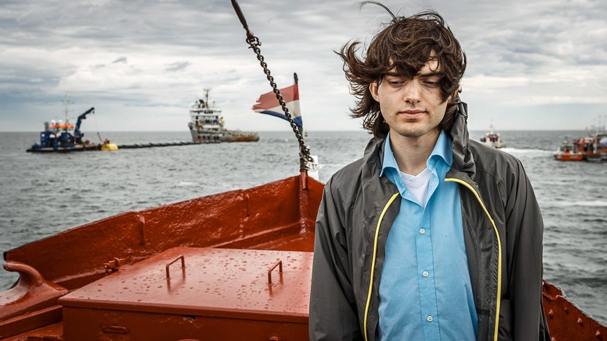 epa05385984 Dutch inventor Boyan Slat stands on a boat in front of first prototype set up of &#039;The Ocean Cleanup&#039;, which is being installed off the Dutch coast near Scheveningen, The Netherla ...