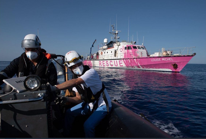 Das von Banksy gesponserte Schiff "Louise Michel". Das Foto hat die Organisation Sea Watch auf ihrem Twitter-Account veröffentlicht.