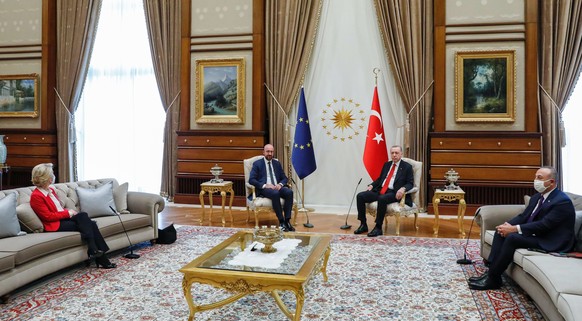 HANDOUT - 06.04.2021, T�rkei, Ankara: Dieses vom Europ�ischen Rat zur Verf�gung gestellte Foto zeigt den t�rkischen Pr�sidenten Recep Tayyip Erdogan (2.v.r) und den t�rkischen Au�enminister Mevlut Cav ...