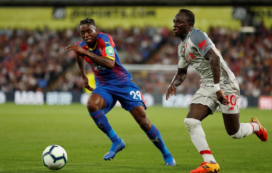 Soccer Football - Premier League - Crystal Palace v Liverpool - Selhurst Park, London, Britain - August 20, 2018 Crystal Palace&#039;s Aaron Wan-Bissaka in action with Liverpool&#039;s Sadio Mane Acti ...