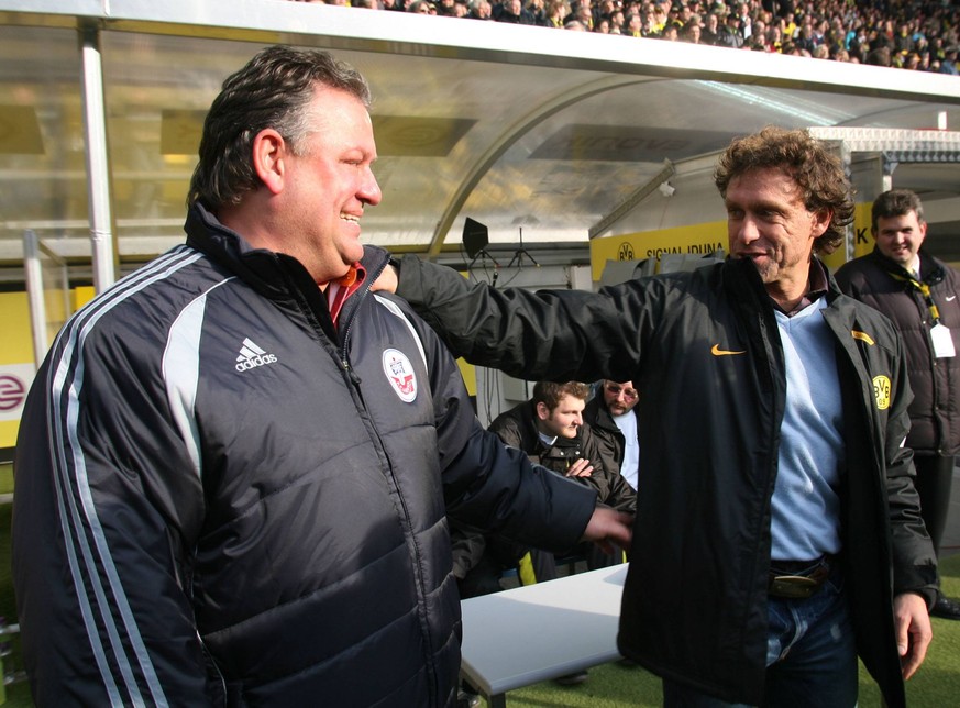 Man kennt sich: 2008 war auch Trainer-Urgestein Frank Pagelsdorf nochmal in der Bundesliga unterwegs, coachte damals zum zweiten Mal Hansa Rostock. Doll trainierte als Spieler in Hamburg (1998 bis 200 ...