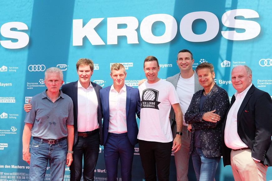 Jupp Heynckes, Carsten Maschmeyer, Toni Kroos, Kai Pflaume, Hartmut Engler, Wladimir Klitschko und Uli Hoeneß bei der Kroos-Premiere.
