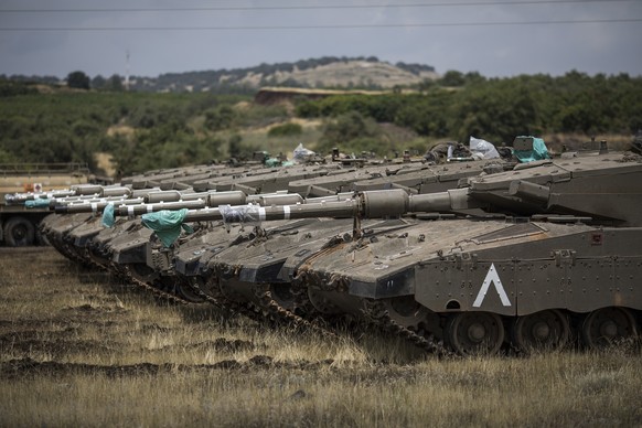 Golanhöhen: Israelische Merkava Kampfpanzer sind nahe der syrischen Grenze positioniert.