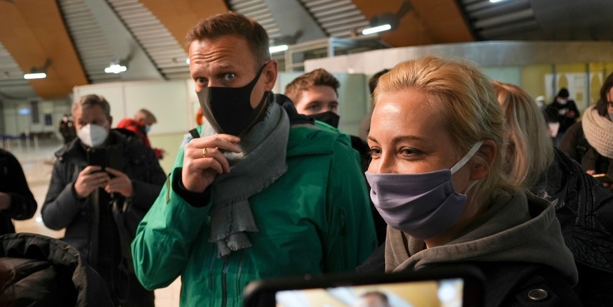 17.01.2021, Russland, Moskau: Alexej Nawalny (M) und seine Frau Julia stehen am Flughafen Scheremetjewo in der Schlange zur Passkontrolle. Der Kremlgegner Nawalny ist nach seiner Landung in Moskau noc ...
