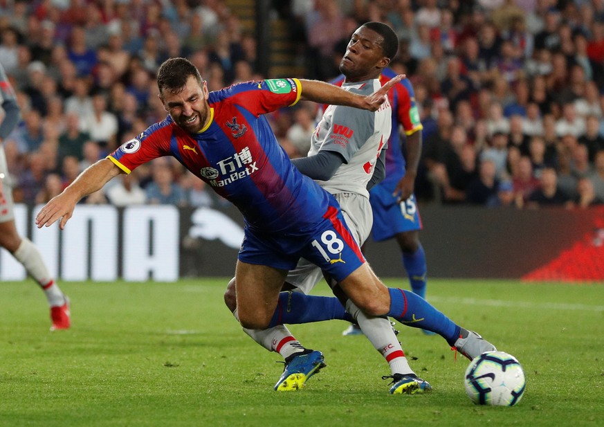 Soccer Football - Premier League - Crystal Palace v Liverpool - Selhurst Park, London, Britain - August 20, 2018 Crystal Palace&#039;s James McArthur in action with Liverpool&#039;s Georginio Wijnaldu ...