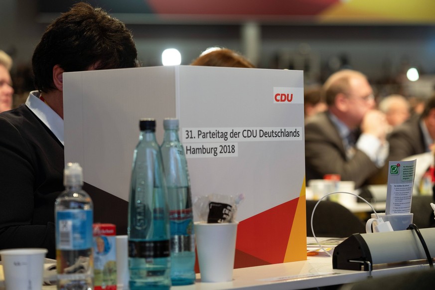 Tischwahlkabine auf dem Bundesparteitag - jeder Deligierte hat eine solche mobile Wahlkabine auf dem Tisch stehen;31. Parteitag der CDU Deutschlands - Erste Plenarsitzung, Hamburg Hamburg Deutschland  ...