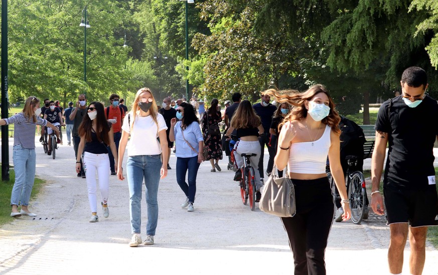 People enjoy the warm weather in Milan after lockdown is relaxed Where: Milan, Italy When: 11 May 2020 Credit: Eyepix/Cover Images **EDITORIAL USE ONLY** PUBLICATIONxNOTxINxUKxFRA Copyright: xClemente ...