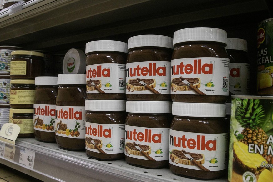FRANCE - SUPERMARCHE - ILLUSTRATION Spreadable jars of Nutella brand pasta on a shelf. From the FRANCE - SUPERMARCHE series of illustrations. France on 2020-10-14. Photography by Quentin Falco / Hans  ...