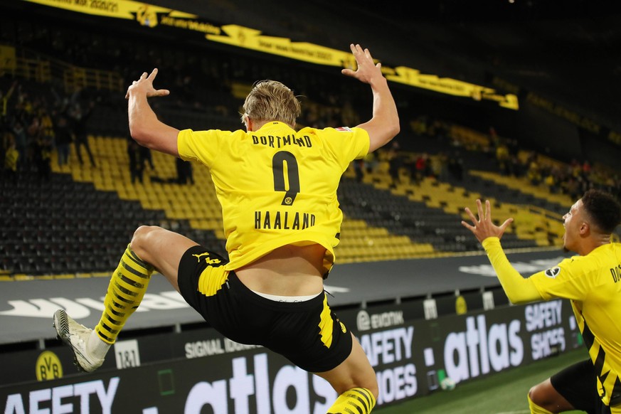 Halland und Sancho feiern einen BVB-Treffer.