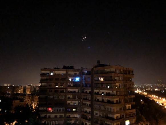 Syrien: Flugabwehrraketen fliegen über Damaskus.