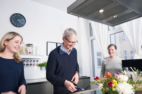 Auch er war mal zu Gast im Berliner Büro: Verena Hubertz beim Kochen mit Apple-CEO Tim Cook (m.).