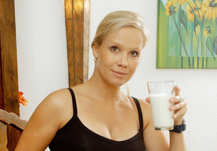 Schwangere Frau trinkt ein Glas Milch zu Hause Pregnant woman drinking a glass of milk at home PUBLICATIONxINxGERxSUIxAUTxHUNxONLY 1059300450