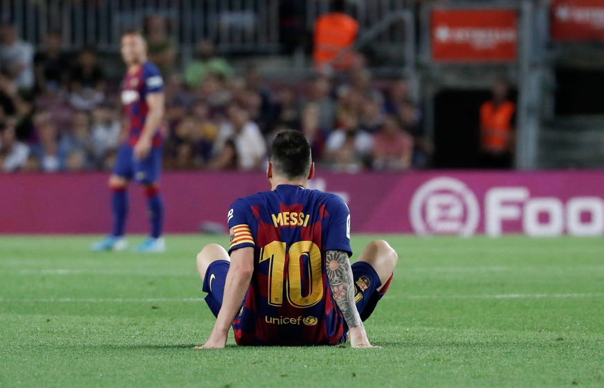 ARCHIV - 24.09.2019, Spanien, Barcelona: Fußball: Primera División, Spanien, FC Barcelona - FC Villarreal, 6. Spieltag. Barcelonas Lionel Messi sitzt nach einer Verletzung am Boden. (zu dpa &quot;Lion ...