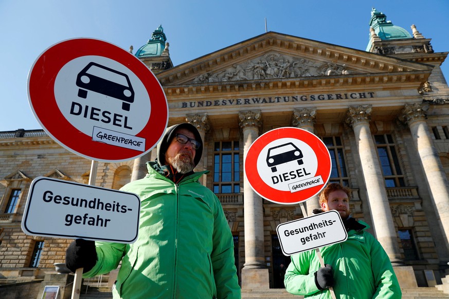 FILE PHOTO: Greenpeace environmental activists protest in front of Germany&#039;s Federal Administrative Court before it decides whether German law provides a legal basis for cities to ban diesel cars ...