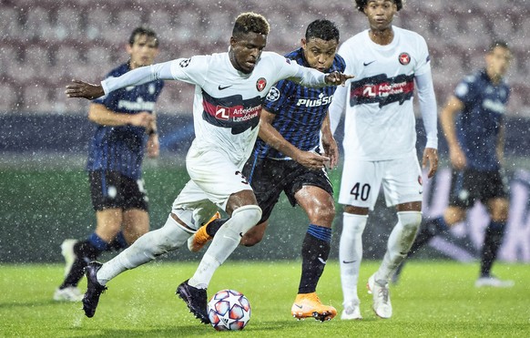 FC Midtjyllands Frank Onyeka, left, and Atalanta&#039;s Luis Muriel in action during the Champions League group D soccer match between FC Midtjylland and Atalanta at MCH Arena in Herning, Denmark, Wed ...
