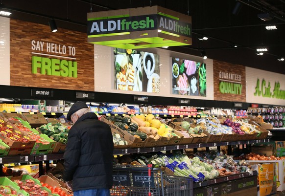 January 17, 2020, USA: Shoppers choose produce at Aldi on Nov. 14, 2019, in Downers Grove. USA PUBLICATIONxINxGERxSUIxAUTxONLY - ZUMAm67 20200117zafm67015 Copyright: xStaceyxWescottx