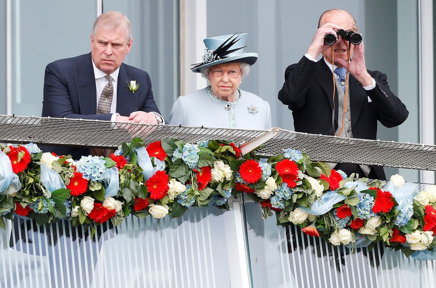 FILE PHOTO: Britain&#039;s Queen Elizabeth watches the Epsom Derby with Prince Andrew (L) and Prince Philip, the Duke of Edinburgh, in Epsom, south of London June 1, 2013. REUTERS/Andrew Winning/File  ...