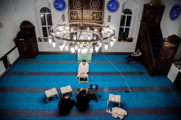 Für die Gläubigen wird ein Gebet in einer Moschee aufgenommen, damit sie zu Hause beten können.