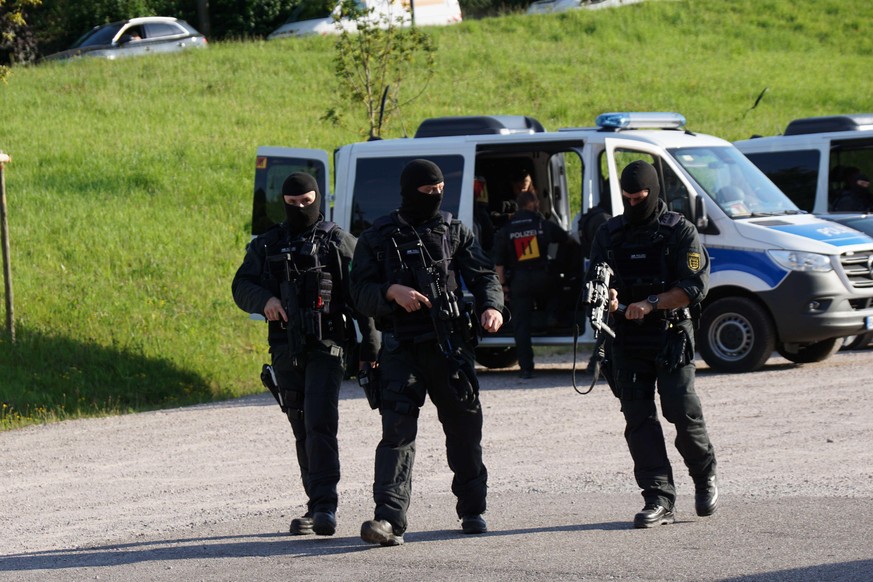 13.07.2020, Baden-Württemberg, Oppenau: Drei vermummte und bewaffnete Polizisten sind im Einsatz in Oppenau. Mit einem Großaufgebot hat die Polizei am Montag die Suche nach einem 31-Jährigen fortgeset ...