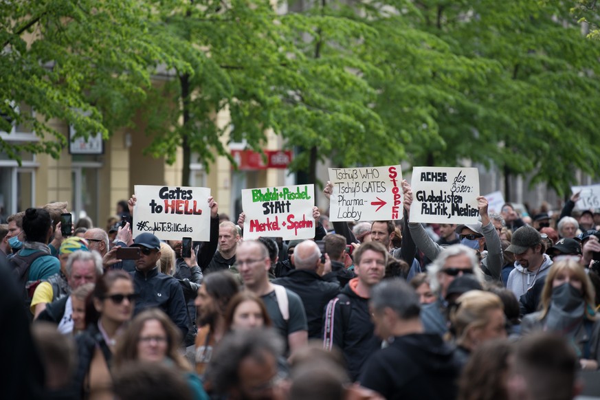 25.04.2020, Berlin: Trotz eines Demonstrationsverbots demonstrieren einige hundert Menschen auf der Rosa-Luxemburg-Straße gegen die die Corona-Einschränkungen. Veranstalter ist eine Gruppe mit dem Nam ...