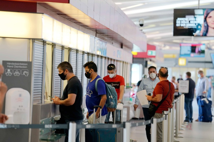 BERLIN, GERMANY - JULY 31: Passengers wearing face masks wait to be tested for coronavirus COVID-19 at Tegel Airport amid the coronavirus outbreak on July 31, 2020 in Berlin, Germany. PUBLICATIONxINxG ...
